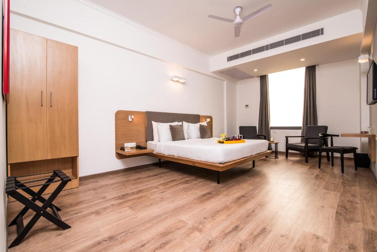 Oyo Townhouse 028 Corporate Suite Noida Exterior foto